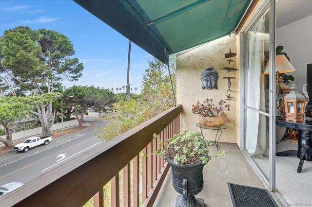 6455 La Jolla Blvd, La Jolla CA: https://media.crmls.org/mediaz/33a40449-4218-4226-afa6-44a2de2038cc.jpg