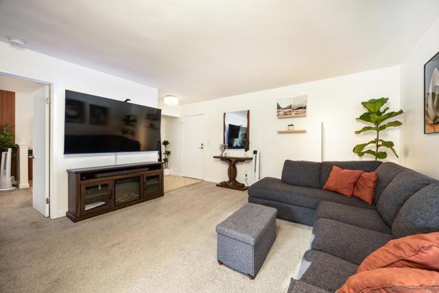 4860 Rolando Ct, San Diego CA: https://media.crmls.org/mediaz/33a49840-8e02-4bbe-84ea-e9160b982a18.jpg