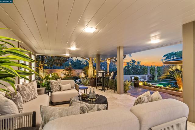 1121 Estates Dr, Lafayette CA: https://media.crmls.org/mediaz/33a4b506-1139-47fb-8ec4-fbe247f83993.jpg