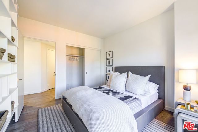 801 S OLIVE Street, Los Angeles CA: https://media.crmls.org/mediaz/33a59c05-8212-4384-a9ed-c09c464d9f5e.jpg