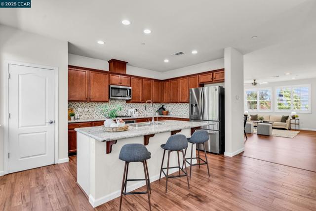 6983 Alamo Creek Trl, Dublin CA: https://media.crmls.org/mediaz/33a5c48a-1a98-46fc-a3ed-020510757219.jpg