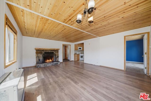 718 Blue Jay Road, Big Bear, CA 92315