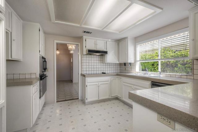 1089 Ridge Heights Dr, Fallbrook CA: https://media.crmls.org/mediaz/33a6de1a-f029-40b8-ad6f-e3cd93d8c734.jpg