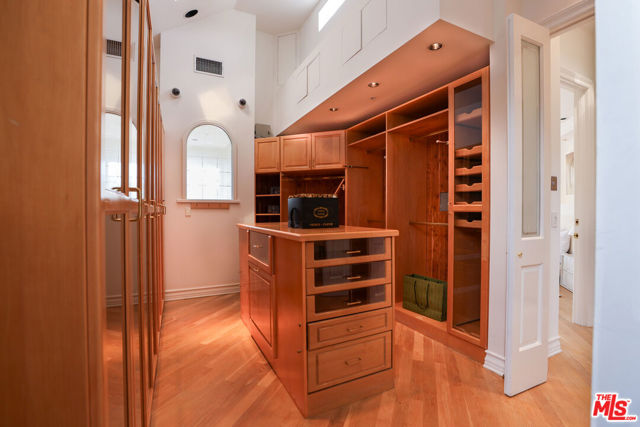 628 N Elm Drive, Beverly Hills CA: https://media.crmls.org/mediaz/33a82442-baca-494b-9f4c-f82fff6aff35.jpg