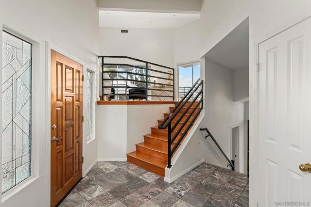10164 Vivera Dr, La Mesa CA: https://media.crmls.org/mediaz/33a880e1-9d60-4f42-8718-92e8ed64a46d.jpg
