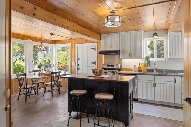 18 Upper Circle, Carmel Valley CA: https://media.crmls.org/mediaz/33a91178-7c4d-4054-8436-3b7574d75523.jpg