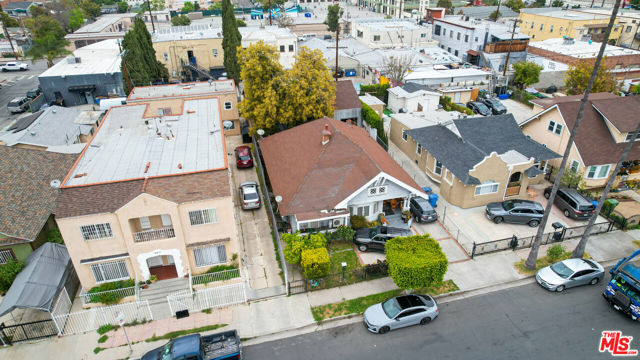 2905 W 14th Street, Los Angeles CA: https://media.crmls.org/mediaz/33a971f5-018b-4370-888f-627ad3bd36c1.jpg