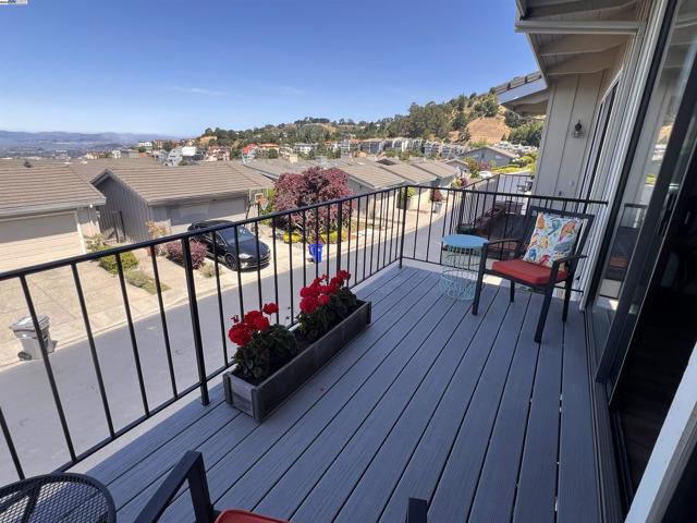 37 Binnacle Hl, Oakland CA: https://media.crmls.org/mediaz/33a9ed14-c9bb-4452-96e7-190728343901.jpg