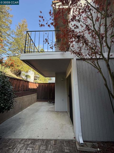 105 Via Cabrera Ln, Martinez CA: https://media.crmls.org/mediaz/33aa1c63-ccc9-4c38-9e3d-9d5b79017f75.jpg