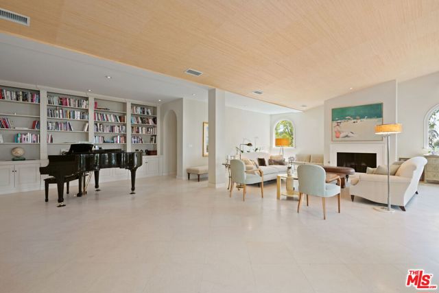 1634 Gilcrest Drive, Beverly Hills CA: https://media.crmls.org/mediaz/33ab5a22-0980-41cb-8a0d-0425882f51ab.jpg
