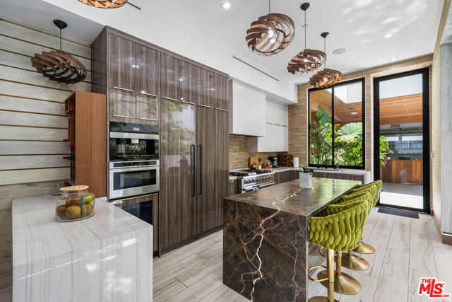 836 California Avenue, Venice CA: https://media.crmls.org/mediaz/33ac53ca-a4db-4735-960c-73869ccaf892.jpg