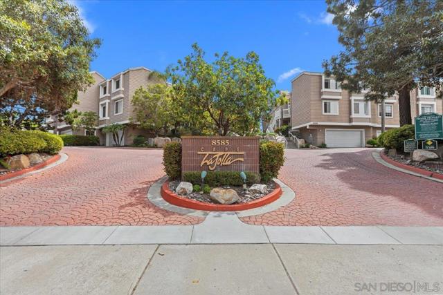 8585 Via Mallorca, La Jolla CA: https://media.crmls.org/mediaz/33ad3986-322e-4e59-ab9c-402302b5b736.jpg