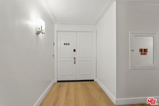 321 N Oakhurst Drive, Beverly Hills CA: https://media.crmls.org/mediaz/33adbfec-dbf5-4a20-adab-258c01ee7e60.jpg