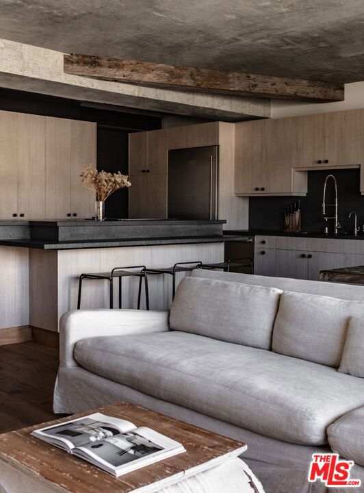 818 N Doheny Drive, West Hollywood CA: https://media.crmls.org/mediaz/33add784-bb64-4a72-af06-cf0b0a30dfa9.jpg
