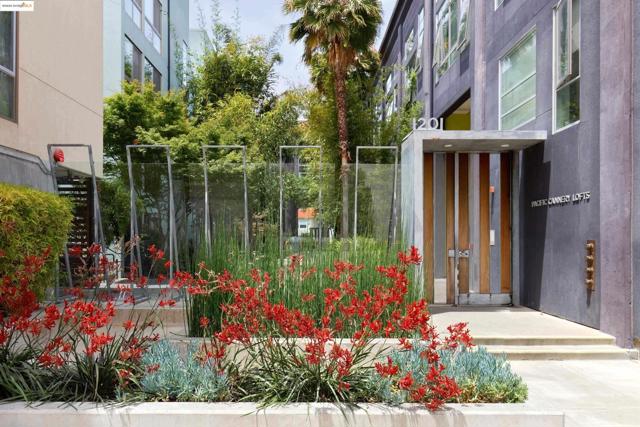 1201 Pine St, Oakland CA: https://media.crmls.org/mediaz/33aece87-7878-4e62-aa65-9fe650a122b0.jpg