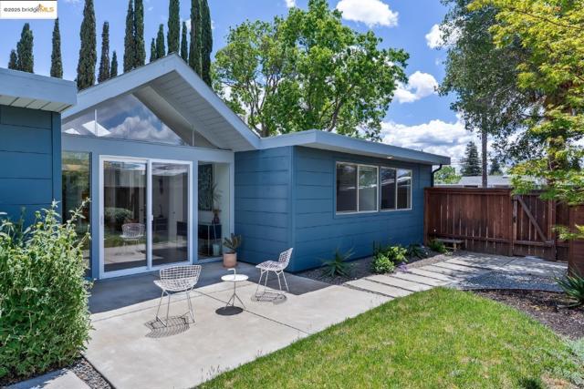 4003 Santa Fe CT, Concord CA: https://media.crmls.org/mediaz/33aefba1-5a5f-4403-8f5d-7c9c0412804e.jpg