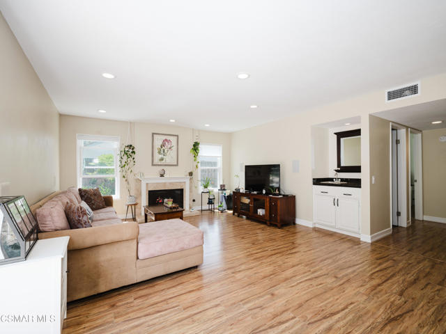 709 Zinnia Court, Thousand Oaks CA: https://media.crmls.org/mediaz/33af24f4-f923-43d0-b2a4-0baa3122a368.jpg