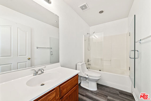 13041 Mesa Verde Way, Sylmar CA: https://media.crmls.org/mediaz/33af4942-6100-4508-a40e-3037681786b7.jpg