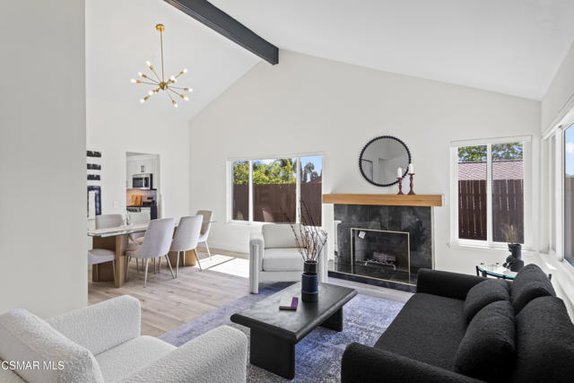 416 Camino Dos Palos, Thousand Oaks CA: https://media.crmls.org/mediaz/33afe011-cd7a-44f3-a554-d8f41625be28.jpg