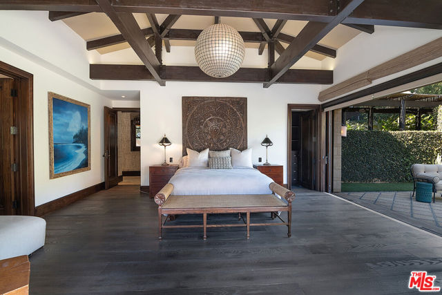 24834 Pacific Coast Highway, Malibu CA: https://media.crmls.org/mediaz/33b04bc7-4856-4882-9bee-336419be40c2.jpg