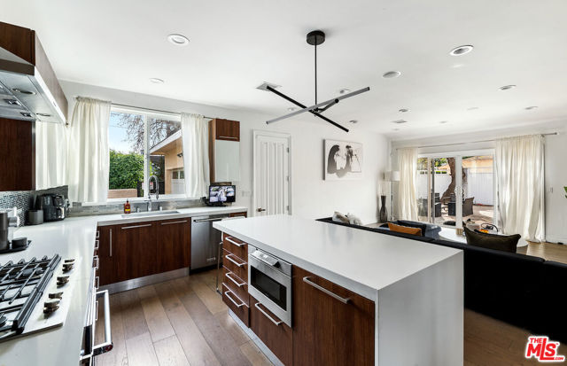 12504 Kling Street, Studio City CA: https://media.crmls.org/mediaz/33b05a7a-3f70-4d33-b835-b598248ebaee.jpg