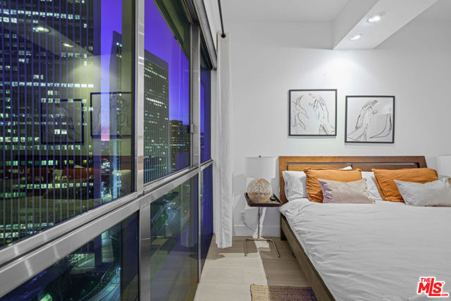 2160 E Century Parkway, Los Angeles CA: https://media.crmls.org/mediaz/33b09ffc-1e85-479b-a115-c6bba9cb98e1.jpg