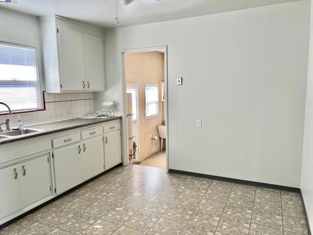 3594 Somerset Ave, Castro Valley CA: https://media.crmls.org/mediaz/33b0a11e-7e08-4d08-bb6b-b5227fca41fa.jpg