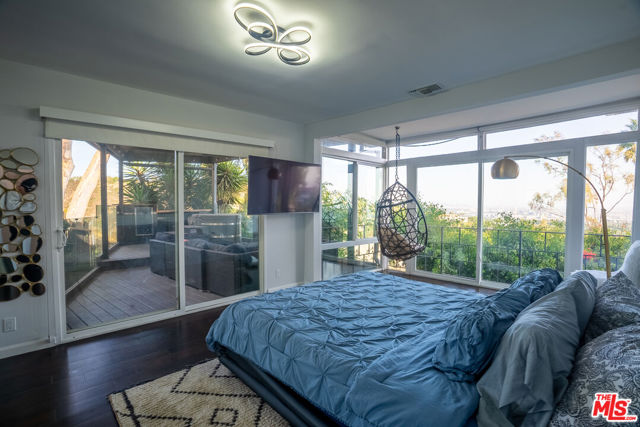 1438 Davies Drive, Beverly Hills CA: https://media.crmls.org/mediaz/33b1a2d2-bc33-4d15-80bc-9eb8998c6508.jpg