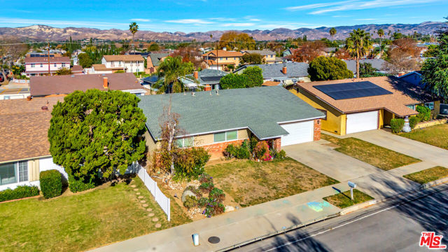 2425 Dusan Street, Simi Valley CA: https://media.crmls.org/mediaz/33b2842d-f3bd-4a4c-a53c-15e558b0ed3d.jpg