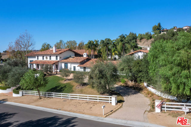 25127 Jim Bridger Road, Hidden Hills CA: https://media.crmls.org/mediaz/33b2bcf6-d756-43fd-a30a-e3c3facedb95.jpg
