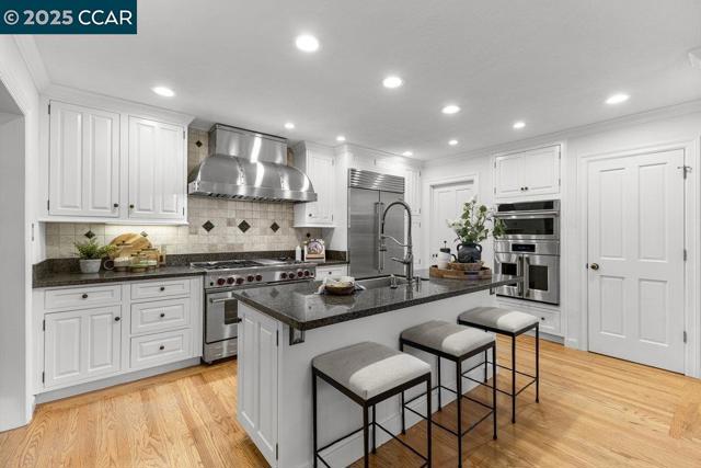 5 Kayser Ct, Walnut Creek CA: https://media.crmls.org/mediaz/33b2deec-09bb-4080-8946-9d3d7f484e2b.jpg
