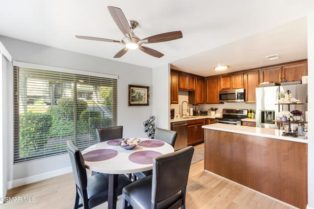 348 Chestnut Hill Court, Thousand Oaks CA: https://media.crmls.org/mediaz/33b2fae7-889e-4424-aa28-e37f29fee8aa.jpg