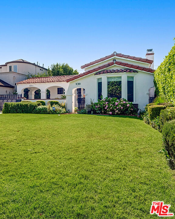1019 S Rimpau Boulevard, Los Angeles CA: https://media.crmls.org/mediaz/33b38b6a-f6ab-4997-bf23-b63b4e7cd227.jpg