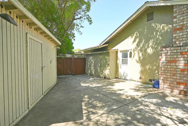 7776 Dublin Green Ct, Dublin CA: https://media.crmls.org/mediaz/33b4f3e2-db24-4a3a-9132-64378854f364.jpg