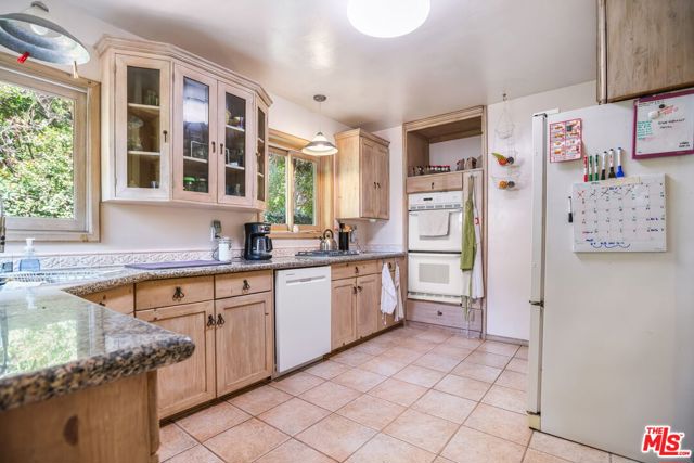 3007 W Clark Avenue, Burbank CA: https://media.crmls.org/mediaz/33b50c5f-705b-4c08-9fcd-ab05d928e731.jpg
