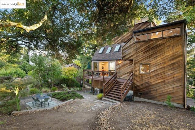 2112 Manzanita Dr, Oakland CA: https://media.crmls.org/mediaz/33b591e0-0b54-4141-ac55-b895a9611928.jpg