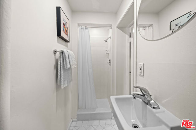 2041 - Guest Suite Bathroom