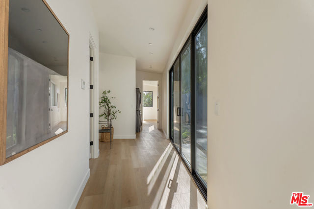 4691 Glenalbyn Drive, Los Angeles CA: https://media.crmls.org/mediaz/33b98b06-e251-471d-b389-4c084e7daef8.jpg