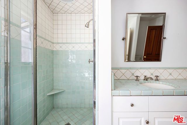 2562 Mandeville Canyon Road, Los Angeles CA: https://media.crmls.org/mediaz/33ba3173-2eb9-4296-a0b2-1563c7d48209.jpg