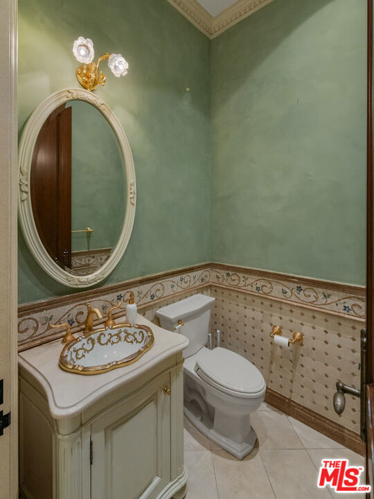 1021 N Crescent Drive, Beverly Hills CA: https://media.crmls.org/mediaz/33bc67ed-78e5-4524-a045-839fa0dfc423.jpg