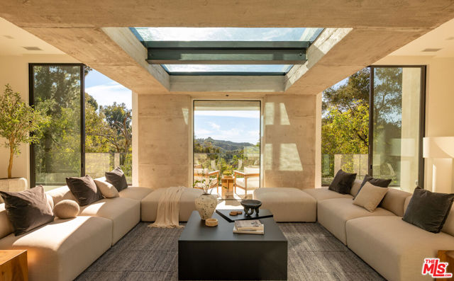 Image 34 of 72 For 12752 Mulholland Drive