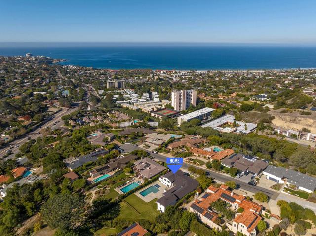 2641 Costebelle Dr, La Jolla CA: https://media.crmls.org/mediaz/33bc850f-1c65-4b77-8b96-2deb0ff2cd0b.jpg