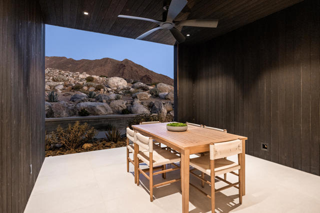 2085 Desert Flower Court, Palm Springs CA: https://media.crmls.org/mediaz/33bda65a-6686-4644-8035-4bb64a5ab0c3.jpg