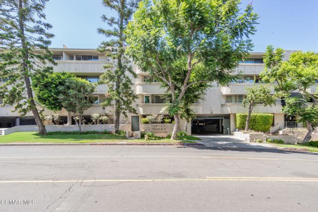 11645 Montana Avenue, Los Angeles CA: https://media.crmls.org/mediaz/33be7be9-a138-45cb-8351-8a1f00acc280.jpg