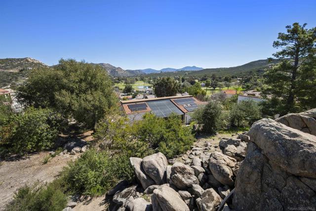 15519 Calistoga Dr., Ramona CA: https://media.crmls.org/mediaz/33be7f06-6b74-4fcf-a09b-d7927cd1c17e.jpg