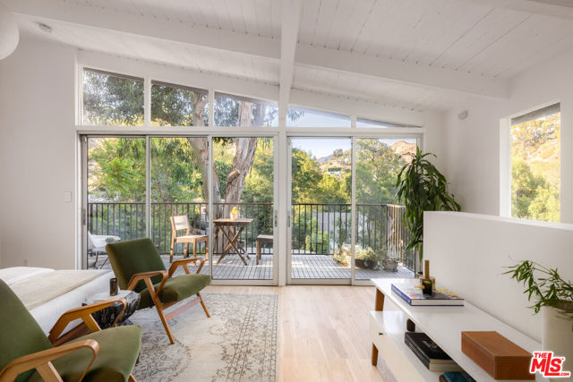5911 Canyon Heights Lane, Los Angeles CA: https://media.crmls.org/mediaz/33bea5f1-cfff-4b2a-9df1-4d60f33ca747.jpg