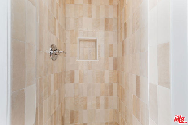 519 1/2 Rose Avenue, Venice CA: https://media.crmls.org/mediaz/33c11165-257f-4270-bfbe-a5cb5330ea76.jpg