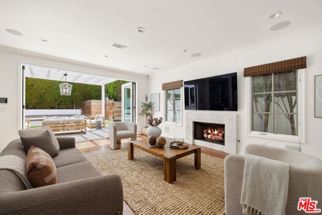 2543 Patricia Avenue, Los Angeles CA: https://media.crmls.org/mediaz/33c15d6d-1e95-428f-88d9-355c88f2bccb.jpg