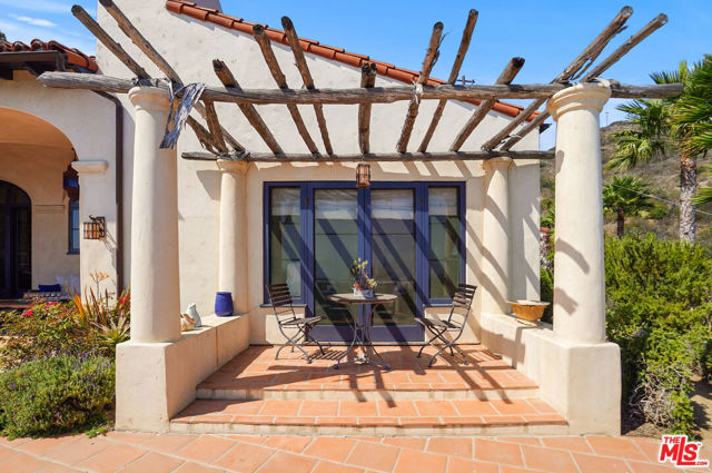 22800 Beckledge Terrace, Malibu CA: https://media.crmls.org/mediaz/33c36530-fe9c-4844-97bc-170f7cbfa8ab.jpg