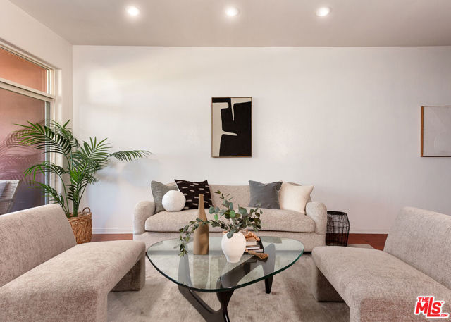 3750 Santa Rosalia Drive, Los Angeles CA: https://media.crmls.org/mediaz/33c3659d-22b8-4262-9024-584fee94fe54.jpg